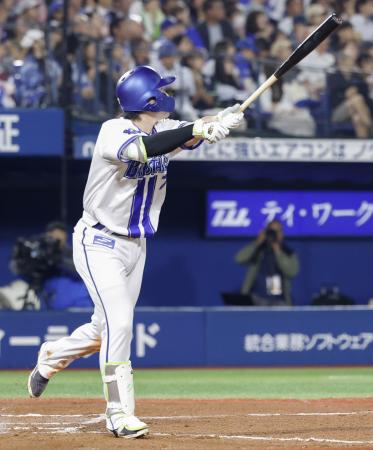 ６回ＤｅＮＡ無死一、二塁、佐野が左越えに３ランを放つ＝横浜