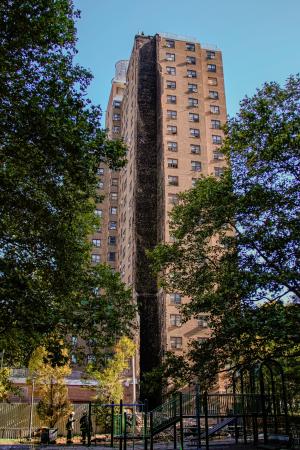 一部が崩壊した米ニューヨーク北部ブロンクスの高層住宅＝１日（ＡＰ＝共同）