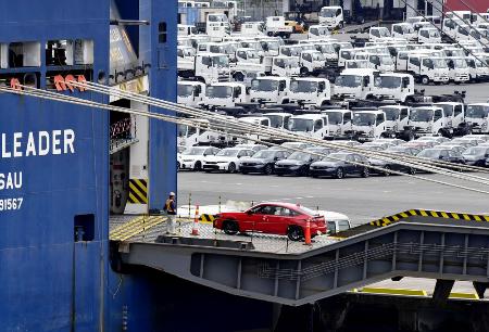 横浜港で船積みされる自動車