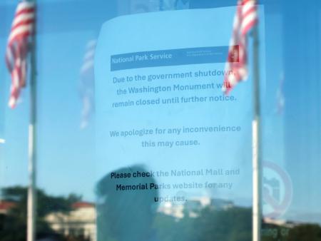 米政府閉鎖のため入場停止となったことを伝えるワシントン記念塔の張り紙＝１日、ワシントン（共同）