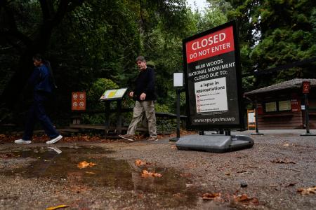 米カリフォルニア州で、政府閉鎖による施設休業を伝える看板=1日(AP=共同)