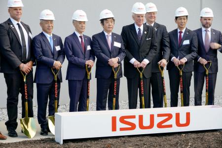 新工場の起工式に出席したいすゞ自動車の片山正則会長（左から４人目）ら＝１日、米サウスカロライナ州ピードモント（共同）