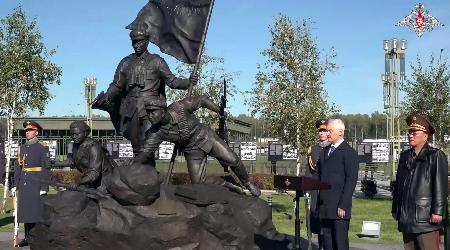 １日、モスクワ郊外の愛国者公園で、抗日パルチザンの記念碑除幕式に参加した（右から）北朝鮮の努光鉄国防相とロシアのベロウソフ国防相（ロシア国防省提供・共同）
