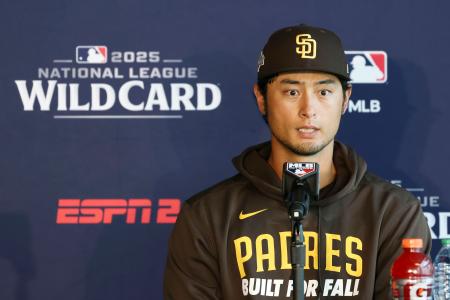 記者会見するパドレスのダルビッシュ＝シカゴ（共同）