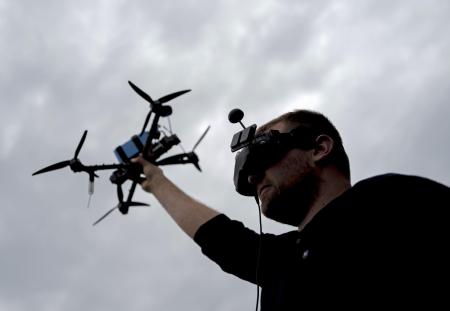 飛行訓練に臨むウクライナ軍ドローン部隊の操縦士=5月(共同)