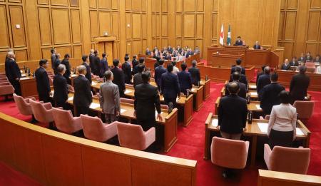 県警科捜研の元職員によるＤＮＡ型鑑定不正を巡り、決議案を採決する佐賀県議会＝２日午前