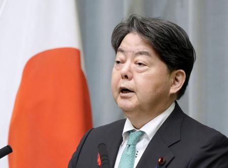 記者会見する林官房長官＝２日午前、首相官邸