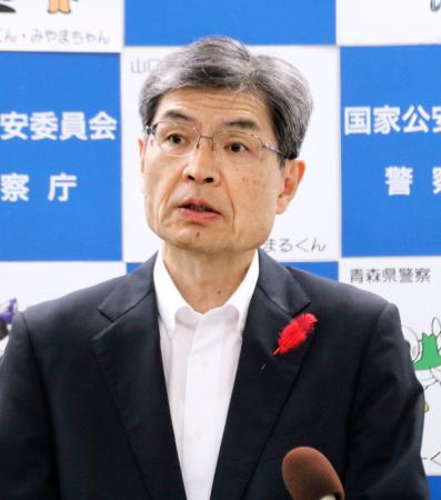 記者会見する警察庁の楠芳伸長官＝２日午前、警察庁