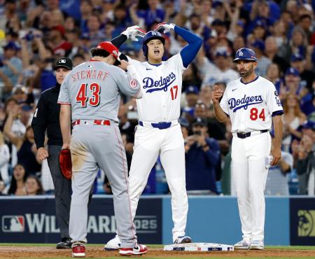 レッズ戦の6回、右前適時打を放ったドジャース・大谷(中央)=ロサンゼルス(共同)