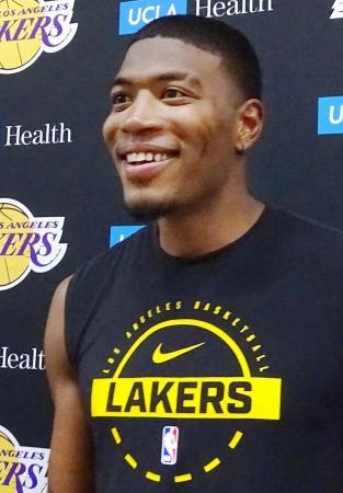 笑顔で取材に応じるレーカーズの八村＝１日、エルセグンド（共同）