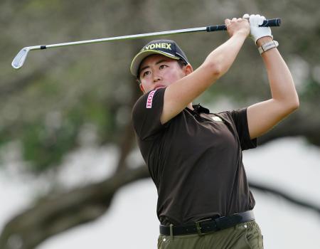 第１ラウンド、１２番でティーショットを放つ岩井明愛。８アンダーで首位＝ホアカレイＣＣ（共同）