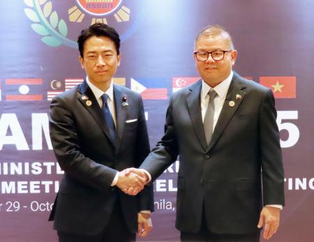 会談に臨む、小泉農相（左）とフィリピンのローレル農相＝２日、マニラ（共同）