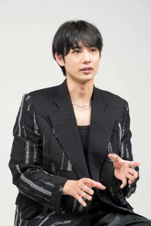 　「実は劇中でアイが着けている指輪を買い取って、普段使いしている」と話す藤林泰也