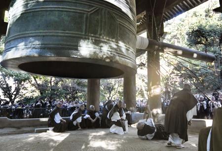 大みそか前に試し突きされる知恩院の大鐘＝２０２４年１２月、京都市東山区