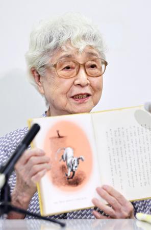 横田めぐみさんに読み聞かせた本の思い出を語る母早紀江さん＝２日午後、川崎市