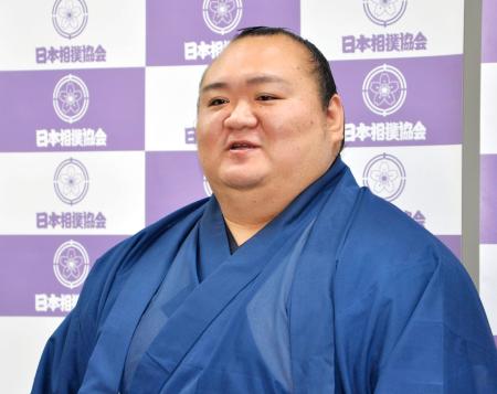 大相撲秋場所限りで現役引退し、記者会見する元関脇宝富士＝２日、両国国技館