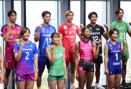 ＳＶリーグの開幕前イベントに出席したサントリーの高橋藍（後列中央）、大阪Ｂの西田（同左から２人目）ら＝２日、東京都港区