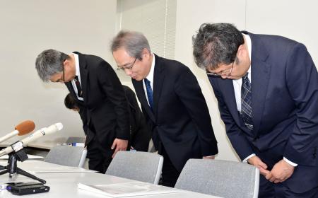 記者会見で謝罪する千葉県がんセンターの井内俊彦副病院長（中央）ら＝２日午後、千葉県庁