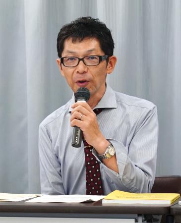 記者会見する全国市民オンブズマン連絡会議の浜嶌将周弁護士＝２日午後、名古屋市