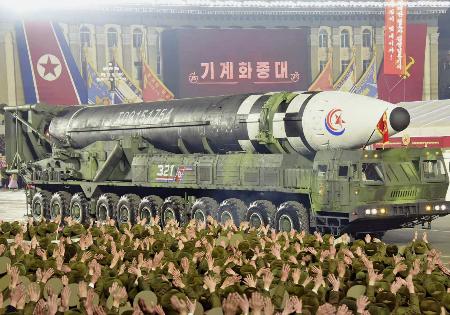 ２０２３年２月９日付の労働新聞が掲載した、平壌の金日成広場で行われた軍事パレードに登場したＩＣＢＭ「火星１７」（コリアメディア提供・共同）