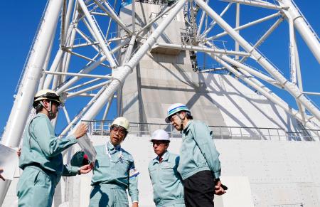 日本原燃が建設中の使用済み核燃料再処理工場で、安全対策について説明を受ける武藤経産相（右端）＝２日午後、青森県六ケ所村