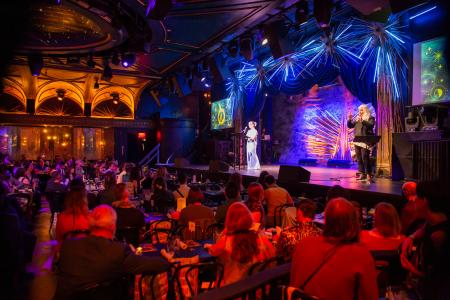 ２０２４年６月、米ニューヨークで行われた「ラムダ文学賞」の授賞式（Ｌ・Ｄ・ルイスさん提供、共同）