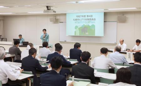 相次ぐヒグマ出没を受け、札幌市が開いた会合＝２日午後、同市