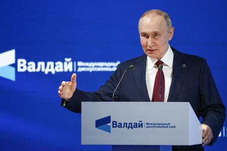 ２日、ロシア南部ソチで開催された「ワルダイ会議」の全体会合で演説するプーチン大統領（タス＝共同）