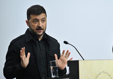 ２日、コペンハーゲンで記者会見するウクライナのゼレンスキー大統領（ゲッティ＝共同）