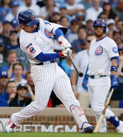 パドレス戦の2回、二塁打を放つカブス・鈴木=シカゴ(共同)