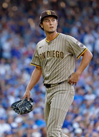 カブス戦の2回途中、降板するパドレスのダルビッシュ=シカゴ(共同)