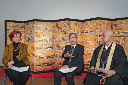 交流会に出席した（右から）宝厳寺の峰覚雄住職、関西大の長谷洋一教授、エッゲンベルク城博物館のバーバラ・カイザー博士＝２日、オーストリア南部グラーツ（共同）