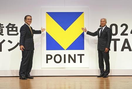 ２０２３年、新しいロゴの前で撮影に応じる三井住友フィナンシャルグループの太田純社長（左）とカルチュア・コンビニエンス・クラブの増田宗昭会長兼ＣＥＯ（肩書きは当時）＝東京都千代田区