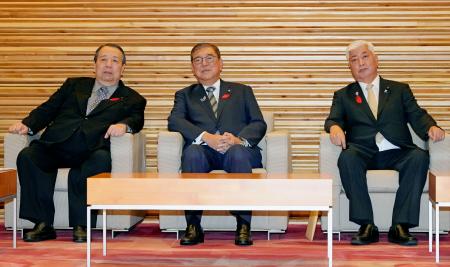 閣議に臨む(左から)村上総務相、石破首相、中谷防衛相=3日午前、首相官邸