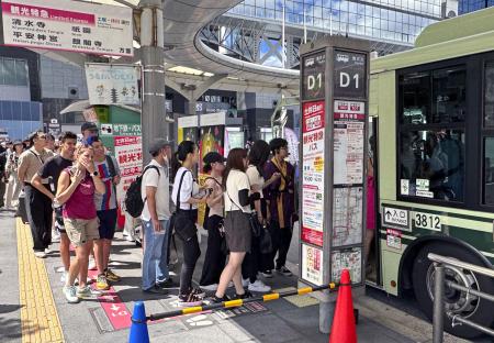 観光地に直行する「観光特急バス」に乗り込む観光客ら＝７月、京都市