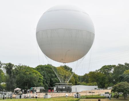 　４日から運航が始まる、仁徳天皇陵古墳を一望できるガス気球＝３日午後、堺市