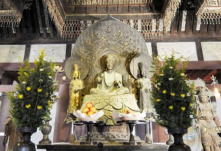 　法隆寺金堂の釈迦三尊像＝２００８年１２月、奈良県斑鳩町