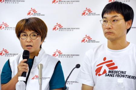 記者会見する「国境なき医師団」の中池ともみさん（左）と松田隆行さん＝３日午前、東京都新宿区