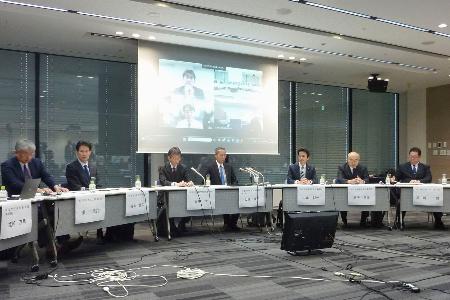 記者会見する国立大病院の院長ら＝３日午後、東京都千代田区