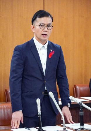 記者会見する福岡県行橋市の工藤政宏市長＝３日午後、行橋市