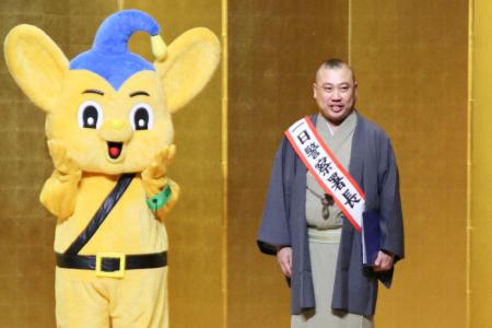 警視庁麻布署などが開いた防犯イベントで、一日署長に任命された桂宮治さん＝３日午後、東京都港区