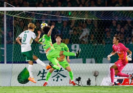 　湘南―東京Ｖ　後半、ヘディングで先制ゴールを決める東京Ｖ・染野（９）。ＧＫ真田＝レモンＳ