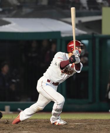 ９回楽天１死二、三塁、宗山が右前にサヨナラ打を放つ＝楽天モバイルパーク