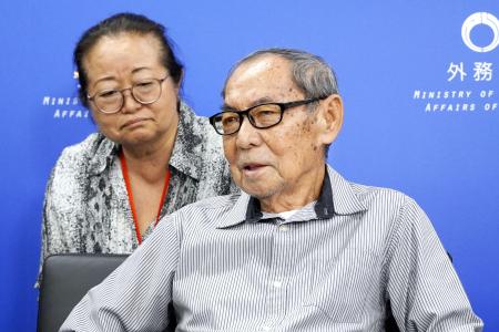 国籍回復に向けて来日し、外務省で記者会見する竹井ホセさん（手前）＝８月