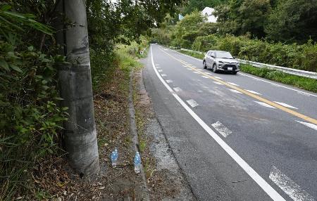 ５人が死亡した事故現場。電柱には車が衝突したとみられる痕跡があった＝３日、三重県名張市