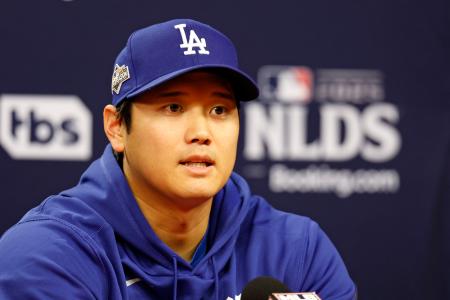 地区シリーズを前に記者会見するドジャース・大谷＝フィラデルフィア（共同）