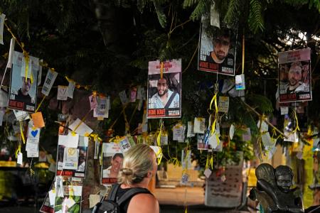 イスラエル中部テルアビブの広場に掲げられた人質の写真=4日(共同)