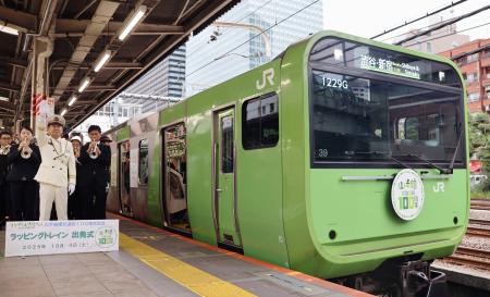 「103系」のデザインを復刻した山手線のラッピング列車=4日午後、JR大崎駅