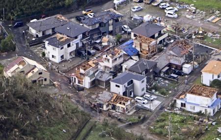 竜巻で被災した住宅地＝９月５日、静岡県牧之原市