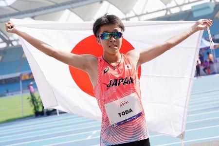 男子１５００メートル（知的障害）で銀メダルを獲得した戸田夏輝＝ニューデリー（日本パラ陸連提供・共同）